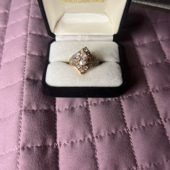 Sz. 8 One karat Faux Marquis center diamond look with several baguettes - Picture 4 of 10